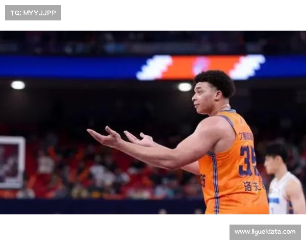 上海队洛夫顿内线强势，罚球13中11